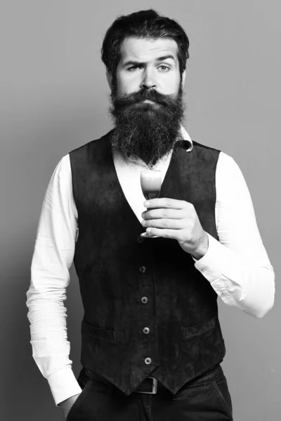 Sério bonito barbudo homem — Fotografia de Stock