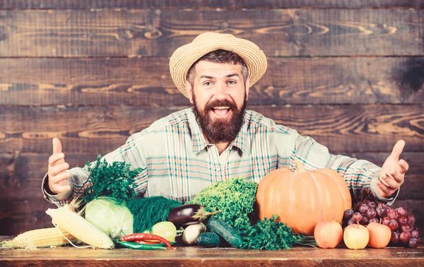 Festa del raccolto del mercato agricolo. Vendere verdure. Uomo contadino barbuto con verdure sfondo stile rustico. Acquista verdure fattoria locale. Concetto di coltura coltivata localmente. Mercato locale. Ortaggi e legumi — Foto Stock