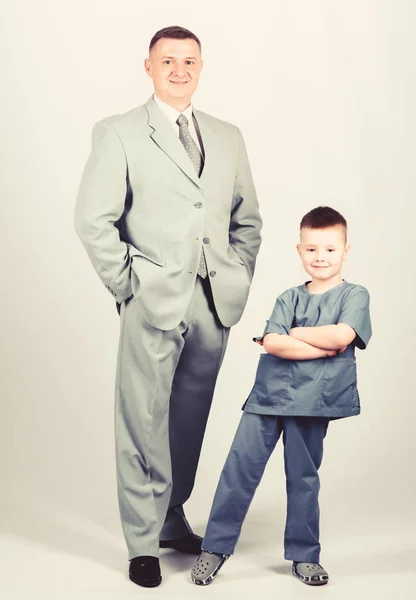 Üzlettárs. Kisfiú orvos apa üzletemberrel. Gyerekkor. bizalom és értékek. Apák napja. Családi nap. Apa és fia öltönyben. Férfi divat. boldog gyerek apával. Egy család vagyunk. — Stock Fotó