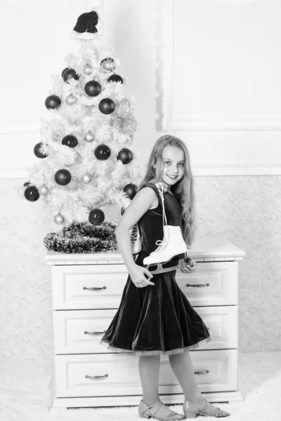 O melhor presente de sempre. Feliz ano novo conceito. Tenho um presente que ela queria. Conceito de patinagem artística. Os sonhos tornam-se realidade. Kid near christmas tree hold skates gift. Menina pequena satisfeita presente de Natal — Fotografia de Stock