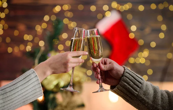 Proost concept. Nieuwjaarstraditie. Glas gevuld mousserende wijn of champagne. We hebben een leuke tijd. Toast. Een glas champagne. Champagne paar glazen. Vrolijk kerstfeest. Bijna middernacht. Alcoholische drank — Stockfoto