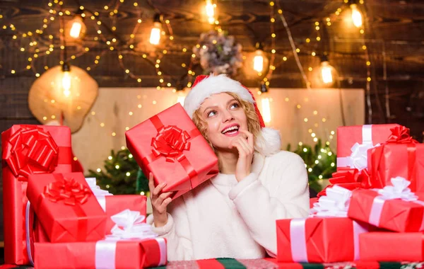 Momentos felices de diciembre. Los regalos forman parte integrante de la celebración de año nuevo. Concepto intrigado. Humor festivo. Hermosos regalos envueltos. Mujer feliz y montón de cajas de regalos. Chica lista para la celebración — Foto de Stock