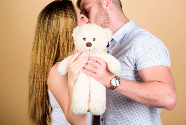 I futuri genitori. Amore di famiglia. Uomo e bella ragazza innamorati. Ragazzo e ragazza che si coccolano. Una famiglia felice. Vacanza di San Valentino. Regalo peluche orsacchiotto. Concetto di gravidanza. Uomo e donna coppia innamorata — Foto Stock