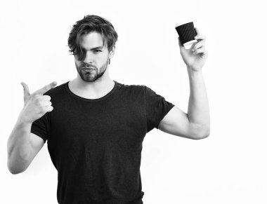 Kafkas seksi genç maço elinde kahve fincanı tutuyor.