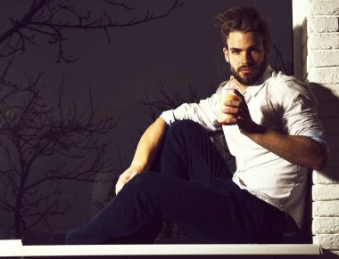 Yakışıklı, sakallı, maço, seksi adam.