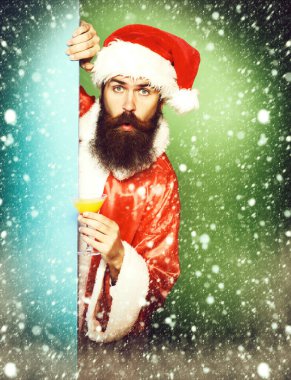 Şaşırmış sakallı Noel Baba adam