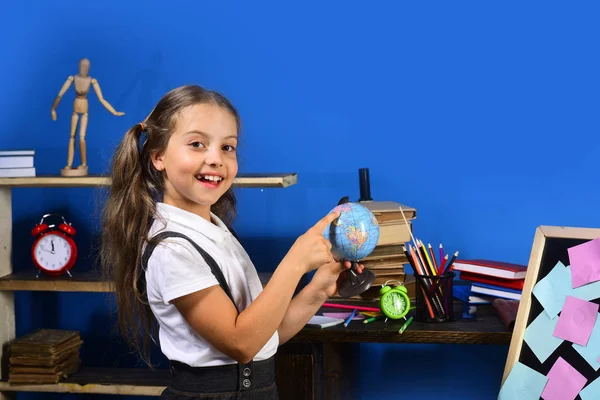 Estudante com cara feliz segura globo em suas mãos — Fotografia de Stock