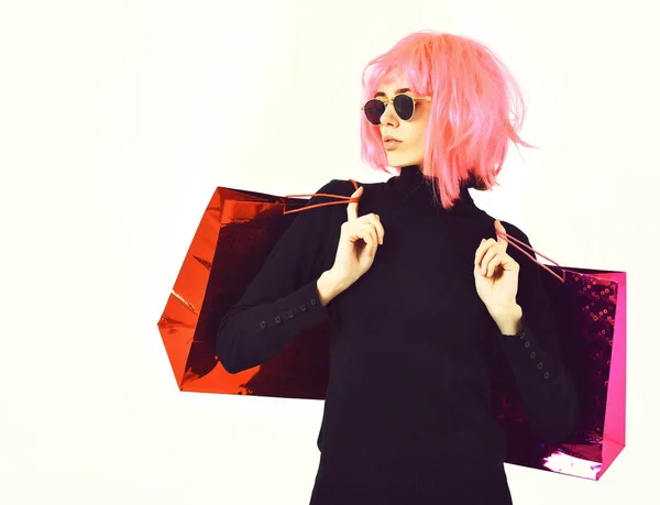Modne sexy dziewczyna w różowy peruka gospodarstwa pakiet lub torby — Zdjęcie stockowe