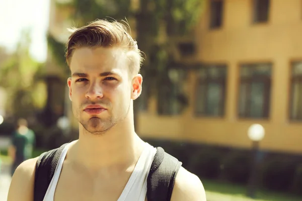 Hombre joven con expresión facial seria o concentrada, antecedentes escolares — Foto de Stock