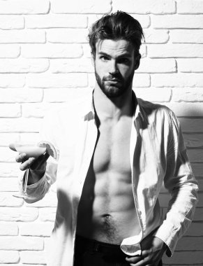 Yakışıklı, sakallı, maço, seksi adam.