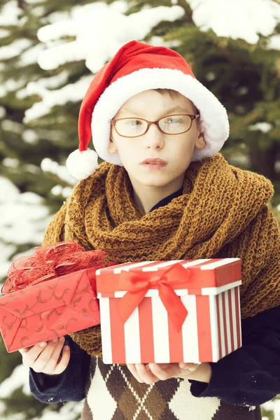 Kleine jongen met huidige dozen in de winter outdoor — Stockfoto