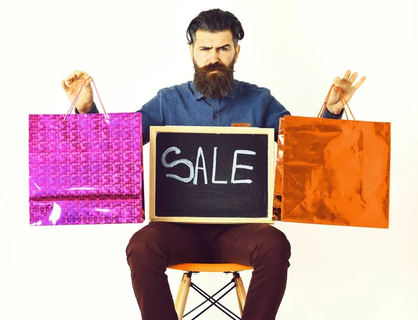 Szakállas férfi, brutális kaukázusi hipszter, bajusszal a kezében bevásárló csomagok — Stock Fotó