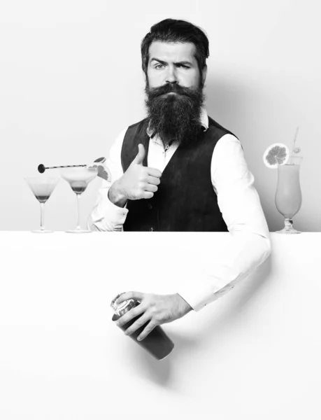 Serious handsome bearded barman — Stock Photo, Image