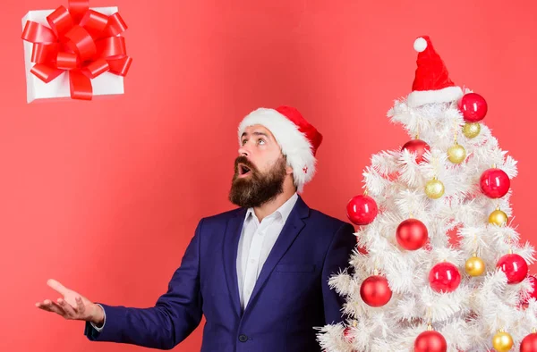 Conceito de serviço de presente. Enviar ou receber presentes de Natal. Homem barbudo hipster terno formal feliz comemorar o Natal. Entrega rápida de presentes. Caixa de presente com fita festiva arco caindo para a direita para a mão masculina — Fotografia de Stock