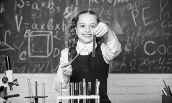 Ευτυχισμένο παιδί. Μάθημα Χημείας. φοιτητής που κάνει πειράματα βιολογίας με μικροσκόπιο. Χημική εκπαίδευση. Χημικός εξοπλισμός. Ένα μικρό παιδί μαθαίνει χημεία στο εργαστήριο του σχολείου. Συμπυκνωμένο στη θεραπεία — Φωτογραφία Αρχείου