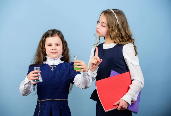 Utforskar miljön. Skolans laboratorium. Kemisk analys. Läxa i kemi. Utbildningskoncept Kemi och biologi. Flickskolan studerar kemiska vätskor. Genetiskt modifierad organism — Stockfoto