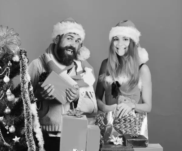 Babbo Natale e ragazza sexy con sacchetto regalo rosa. Regali di Natale — Foto Stock