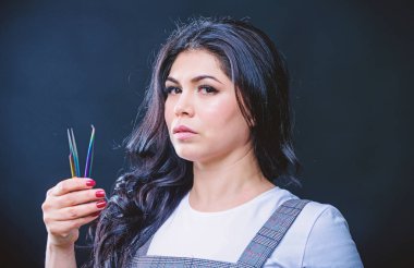 Profesyonel kirpik uzatma cılız. Makyaj sanatçısı. Kozmetik cızırtı. Kız makyaj yüz kirpik uzatma için cızırtı tutun. Güzellik dükkanı konsepti. Makyaj yanlış kirpikhacmi. Kirpik aplikatör