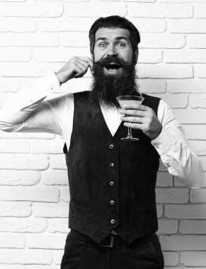 Gülümseyen yakışıklı sakallı adam