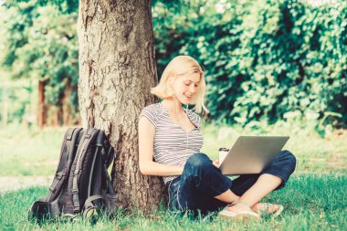 Stratejiyi analiz etmek. dizüstü bilgisayar ile kız. Blogger doğadan ilham geliyor. yaz online. Blogger sosyal ağ için içerik oluşturur. kadın iş online vardır. Web iletişimi. not defteri ile yazar