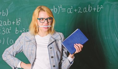 Öğretmen kıvılcım motivasyon ilham verici. İlham arıyorsanız. Kadın kitap ısırık kalem kara tahta arka plan tutun. İlham iş zor. İlham veya yaratıcılık kriz kavramı. Öğrenmek ilham öğretmen olmak