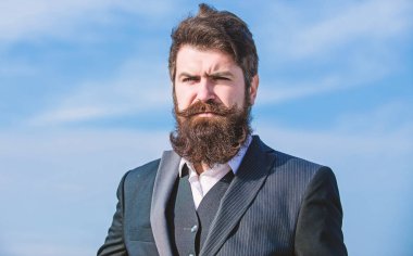 Açık portre. Geleceğin başarısı. Erkek resmi moda portre. Sakalı olgun hipster. bıyık açık acımasız beyaz hipster. Sakallı adam portre. Gökyüzü açık karşı işadamı