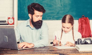 Babamla evde eğitim. Çalışmana yardım edecek bir arkadaş bul. Özel ders. Dizüstü bilgisayarı olan bir öğretmen ve kız öğrenci. Modern teknolojileri öğren. Adam sakallı pedagog öğretiyor. İnternette çalış
