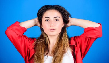 Seçimine güveniyor. Gerçek kız için makyaj. Moda modelinin modaya uygun görüntüsü. Moda ve güzellik salonu. Seksi bir kadın. Uzun saçlı seksi kadın. Şık saçlar. Hipster eğilimli kadın