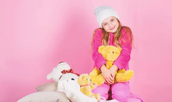 Anexos únicos a animais de pelúcia. Kid menina brincar com brinquedo macio ursinho de pelúcia fundo rosa. Criança menina pequena brincalhão segurar ursinho brinquedo de pelúcia. Ursos de pelúcia melhorar o bem-estar psicológico — Fotografia de Stock