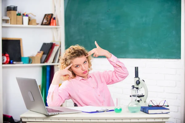 ラップトップと顕微鏡の作業調査生物学と化学と少女疲れストレス表現。ストレスの多い科学者。緊張感の圧力。ストレスの多い教育者。教師ストレスの多い職業 — ストック写真