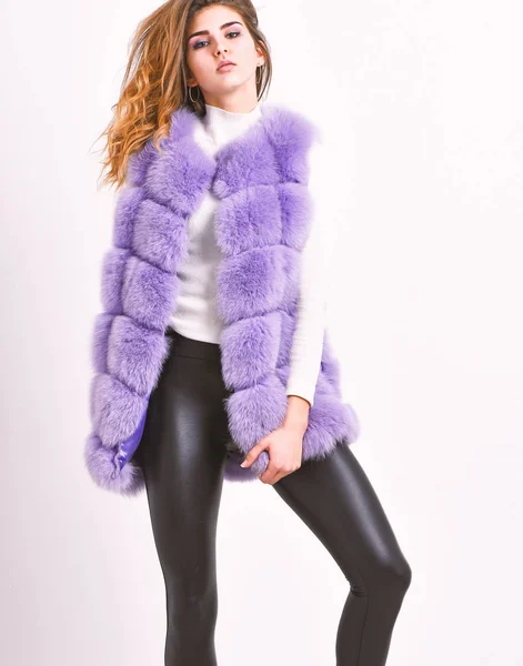 Armoire à la mode d'hiver pour femme. Boutique vendant de la fourrure. Gilet en fourrure violette vêtements de mode. Femme maquillage visage porter gilet de fourrure fond blanc. Vêtements de luxe en fourrure pour femme. Concept de tendance mode — Photo