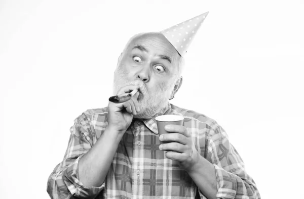 Man Hold Party Cone hatt och visselpipa. årsdag Ferie beröm. Grattis på födelsedagen. bolags part. lycklig man med skägg. pensionärs fest. mogen skäggiga man i pionted hatt. Parts element. — Stockfoto