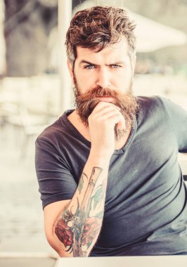 Acımasız yakışıklı erkek modelinin portresi. bekleyen ve tinking. düşünceli adam açık. Yüz cilt bakımı. acımasız erkek berber ihtiyacı var. Sakal saçlı Olgun hipster. Sakallı adam yalnızlık hissediyorum