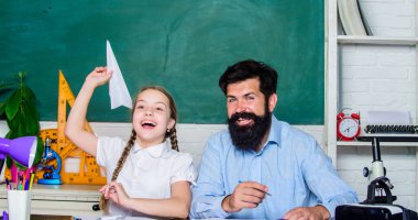 Öğretmen ve okul kızı. Sakallı pedagog ve öğrenci eğleniyor. Etkin bir şekilde büyüyen ve gelişen ilgili öğrenciler. Okul boş zamanlarında öğreniyor. Öğrenciler topluluğu oluşturuluyor