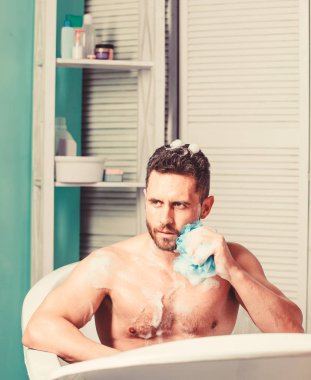 Spa sağlıklı yaşam konsepti. Sabun lu sudlarla banyo yapıyorum. Sıcak veya sıcak banyo ile kendinizi tedavi lüks yüksekliği gibi hissedebilirsiniz. Şımartma ve güzellik rutini. Adam yakışıklı kaslı adam banyoda rahatlatıcı