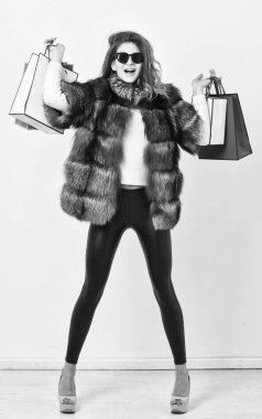 Promosyon kodu ile alışveriş. Kadın alışveriş lüks butik. Kız giyim güneş gözlüğü ve beyaz arka plan alışveriş kürk manto. Bayan alışveriş torbaları kalın. İndirim ve satış. Siyah Cuma günü indirim ile satın