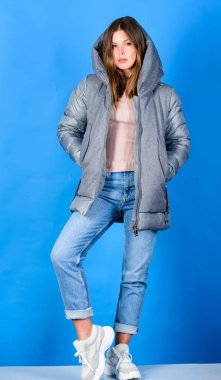 Düşüncelere daldım. Mutlu kış tatilleri. Kış kıyafetleri içinde güzellik. Soğuk sezon alışverişi. Soğuk algınlığı. Mevsimlik moda. Yastıklı, kalın paltolu kadın. Kabarık ceketli kız. Sahte kürk modası