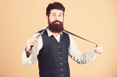 Yakanı yukarı yaslayıp boynundaki kravatla başla. Erkeklik sanatı. Adam sakallı hipster düğüm yapmaya çalışın. Kravat düğümlerini bağlamanın farklı yolları. Kravat nasıl bağlanıyor. Nasıl basit düğüm kravat