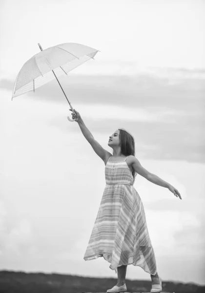 Je crois que je peux voler. Touche le ciel. Fille avec parapluie léger. Un personnage de conte de fées. Bonne enfance. Sensation de lumière. Anti gravitation. Lâchez le parachute. Rêver du premier vol. Enfant faisant semblant de voler — Photo