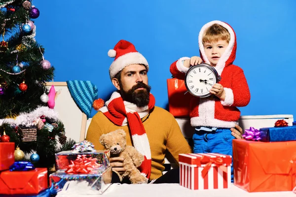 男の子と髭を生やした男と深刻な顔はクリスマスを祝う — ストック写真