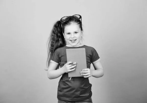 Amour livre de lecture. petite fille heureuse dans des lunettes avec ordinateur portable. faire des plans pour les vacances d'été et les vacances. livre de lecture. Mode d'été. petite fille beauté écrire ses souvenirs. notes de journal — Photo