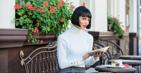 Деловая леди читала книги во время перерыва на кофе. Кофе и хорошая книга для идеального уикенда. Понятие самосовершенствования. Женщина пить наслаждайтесь чтением хорошей книги кафе терраса. Современная литература для женщин
