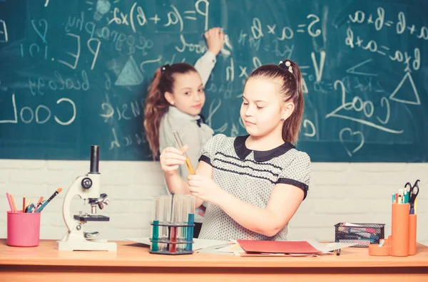 Experiência científica. experimentos científicos em laboratório de química. Pesquisa de química. Lição de biologia. Raparigas no laboratório da escola. Educação Química. Pouco cientista trabalha com microscópio — Fotografia de Stock