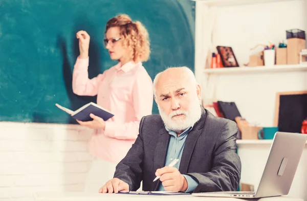 Uma aula normal. A educação é um processo de facilitar a aprendizagem ou aquisição de conhecimentos que valorizam crenças e hábitos. Lição de professor e aluno. Dicas para uma lição bem sucedida — Fotografia de Stock