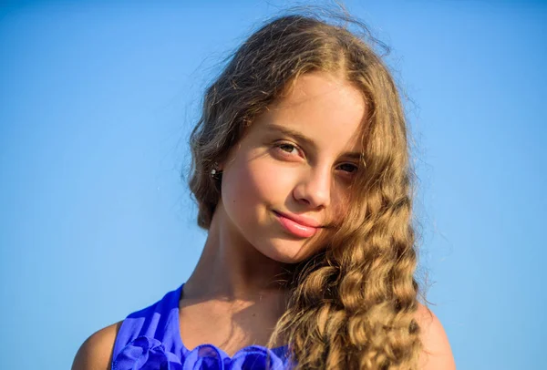 Belo cabelo. cabelo saudável perfeito. A juventude é brilhante. férias de verão e férias. desfrutar de bom tempo. moda infantil. criança bonita ao ar livre. beleza natural. cabelo culry menina pequena. infância feliz — Fotografia de Stock