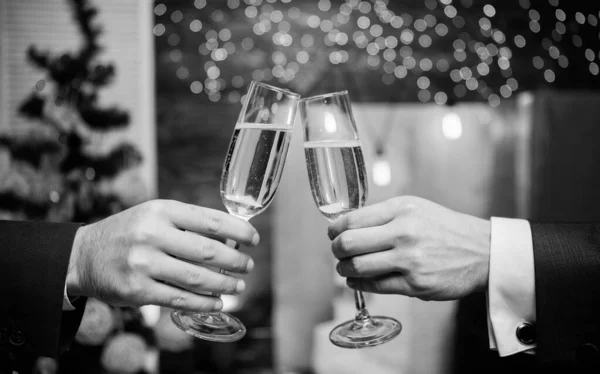 Şerefe kavramı. Kurumsal yeni yıl partisi. Parti şampanya ile. Kutlamak sağlar. Başarılı bir yıl. Şampanya için partide. İş arkadaşları yılbaşı kutlamak. Erkek el resmi takım elbise şampanya bardağı tutmak — Stok fotoğraf