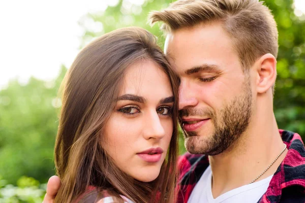 Bonito día. pareja enamorada. Senderismo. pareja hipster al aire libre. San Valentín. camping de verano en el bosque. fin de semana familiar. Una cita romántica. hombre y mujer en camisa a cuadros relajarse en el parque —  Fotos de Stock