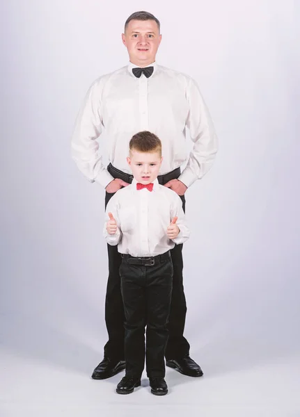 Experto en moda. estilo esmoquin. padre e hijo en traje formal. niño feliz con padre. reunión de negocios. niño pequeño con papá hombre de negocios. Día de la familia. Esteta. moda masculina. experto . — Foto de Stock