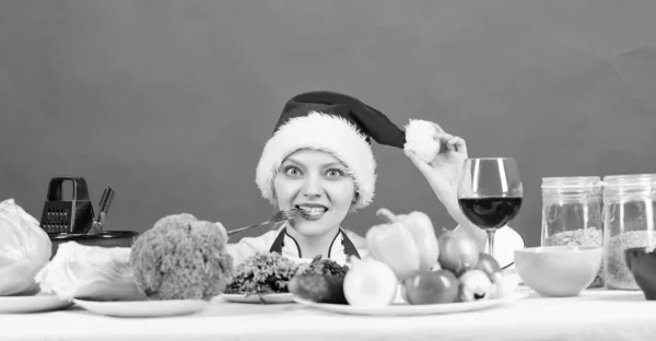 Kadın şef veya aşınma pişirme ev kadını Noel Baba şapkası. En iyi Noel yemek tarifleri. Festival menü kavramı. Noel akşam yemeği fikir. Kolay fikirler Noel partisi için zevk. Sağlıklı Noel tatil tarifleri — Stok fotoğraf