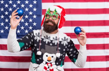 Pozitif olma kavramı. Mutlu yıllar. Noel Baba 'nız ve yeni yılınız kutlu olsun. Gülümseyen adam. İyi tatiller. Sakallı adam gülümseyen Amerikan bayrağı geçmişi. Mutlu noeller. ABD 'de tatil sezonu